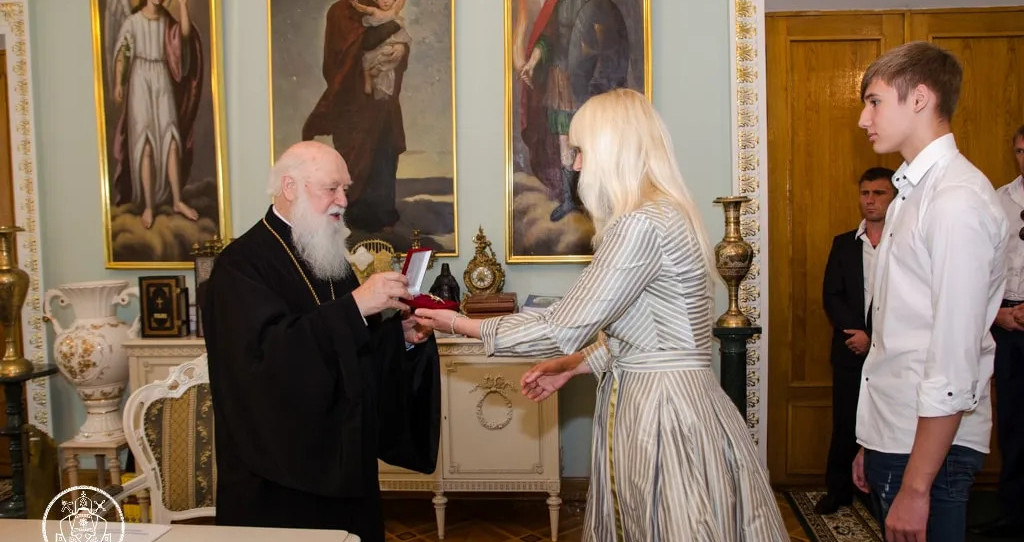 Патріарх Філарет нагородив Аллу Ландар за допомогу армії в АТО