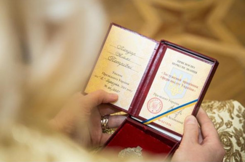 Віталій Кличко вручив нагороду президента Аллі Ландар