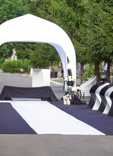 Шатер на кладовищі