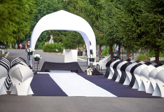 Шатер на кладовищі